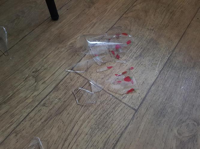 昨天把杯子摔碎了,今天一天没喝咖啡