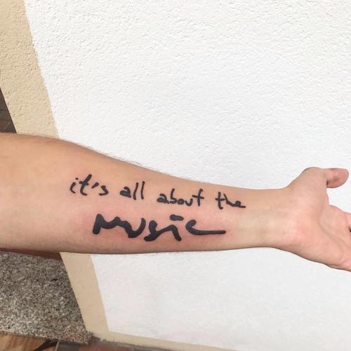 苏先生小臂英文字纹身图案