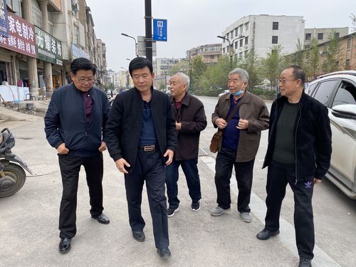 河南战友联谊会会长郭武军带领大家到他的指导员张德阳家中进行慰问.