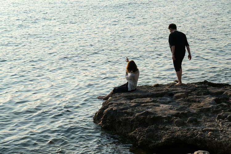 也可在礁石上不离不弃,海誓山盟.