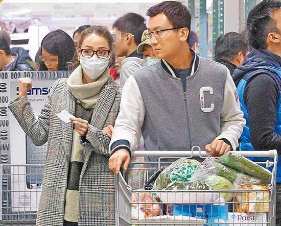 侯佩岑陪母亲逛超市老公黄柏俊随行甘当苦力