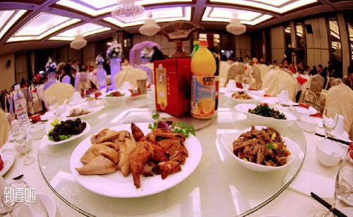 婚宴需要安排的除了菜品外,还有喜糖喜饼,酒水等,那么婚宴一般喝什么