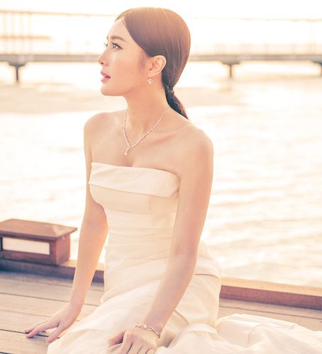 秦岚曝光婚纱写真,露出美背就算了,侧面曲线更是引无数人点赞