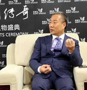 图为报喜鸟董事长吴志泽