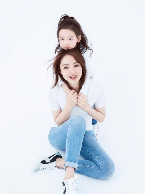 简介:董璇儿童节亲子照写真,分享一组董璇图片给大家,图中的明星图片