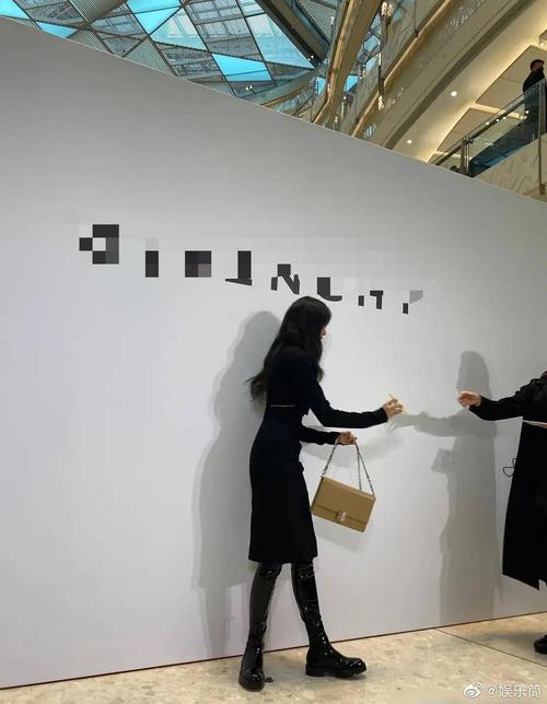 找不到孙千露腿的生图,单这个侧面,绝对的纸片人身材