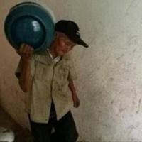 背煤气罐的照片头像图片【点击鼠标右键下载】