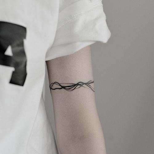 女生手臂纹身94线条圆形和生命的意义 小众_纹身_眼线_纹身也清新