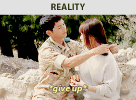 此时的宋慧乔仿佛就是宋仲基的迷妹啊,一脸的崇拜样