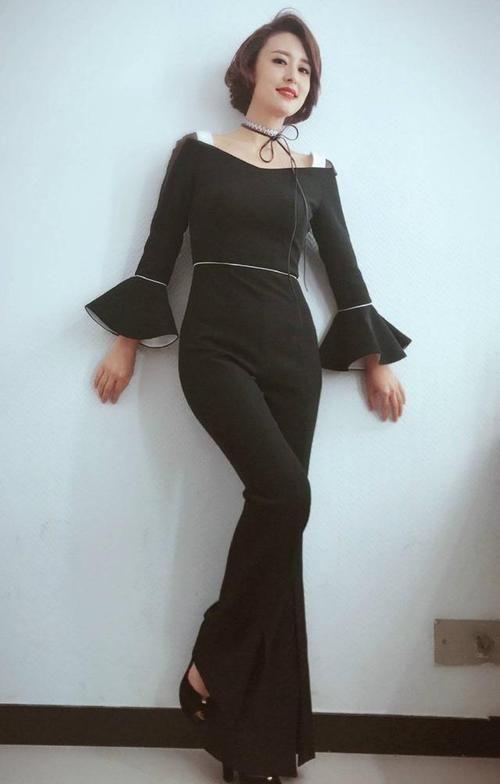 张蕾的气质也慢慢提高不少,下图照片中,张蕾穿了一件黑色一字肩紧身