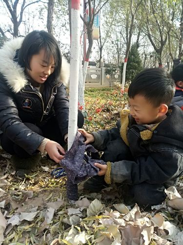 "我给小树穿冬衣" ---祁村分园 大班