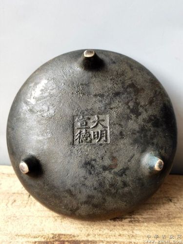 大明宣德年制款,三足双系铜香炉,包浆自然浑厚.