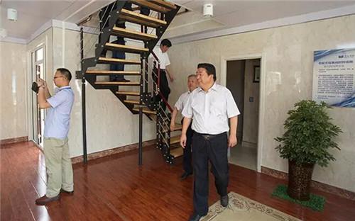 邯郸市副市长武金良走进刚刚搭建好的卓达新材样板间参观.