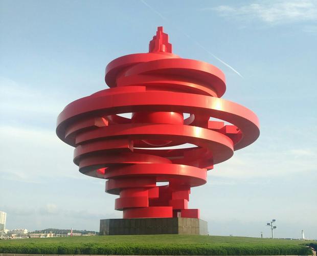 标志性红色建筑,晴空下拍出来效果很赞,还有飞机飞过的痕迹