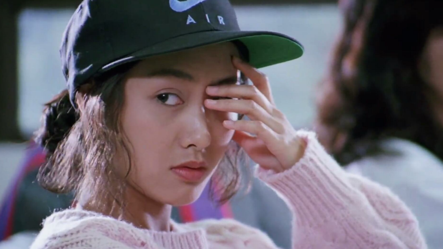 逃学威龙2:到教室后,他们是同班同学,朱茵竟然偷看周星星