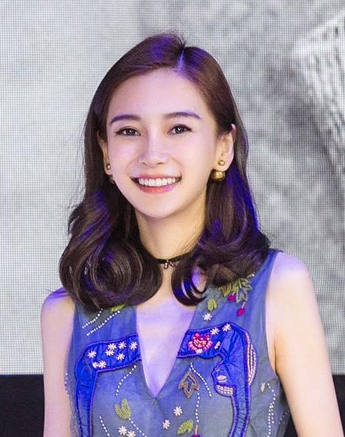 baby获封最具价值女艺人印花裙似甜美公主