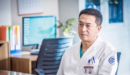 片花结尾,张嘉译饰演的何建一医生这句宣言大概点燃了许多医学生的