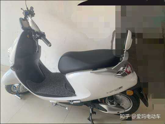 爱玛的车子都很好看,麦m300也不例外,外观给人的第一印象就很时尚.