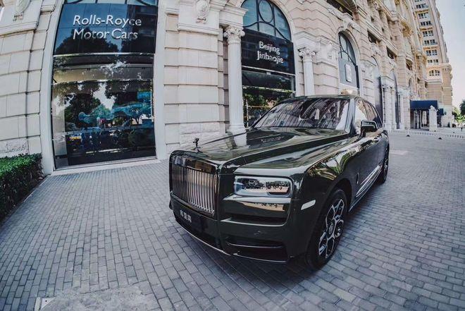 车头屹立的女神标识是劳斯莱斯车型亘古不变的经典元素.