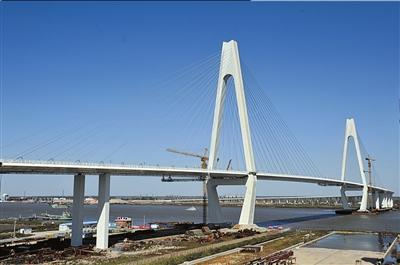 跨接辽宁省盘锦,营口两市的辽河大桥建成通车.新华社发