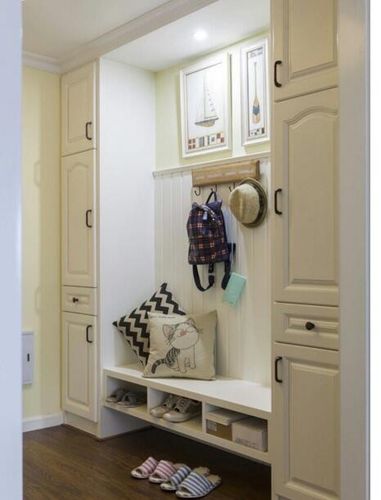 在鞋柜对面还有一把用来坐着的小凳子,非常舒适