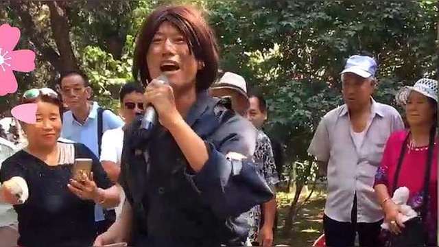 流浪歌手街头演唱《阿哥阿妹》,引大量围观,无声卡实力派