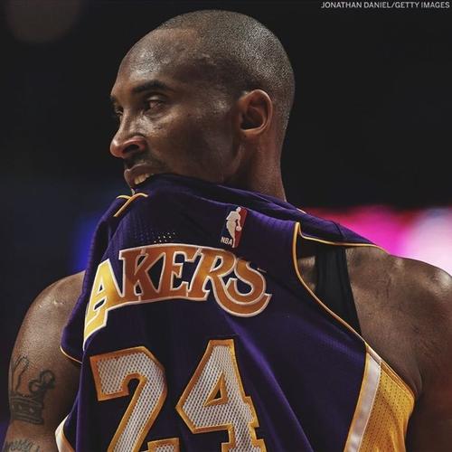 霸气侧漏科比标志性动作之一咬球衣67676767