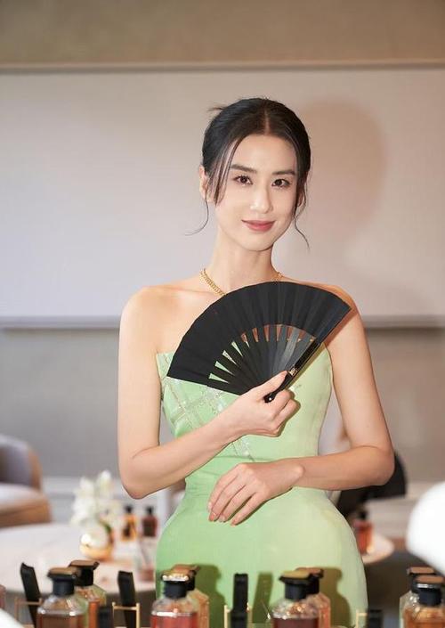 黄圣依嫩绿抹胸礼服秀精致锁骨低盘发眉眼动人诠释优雅魅力