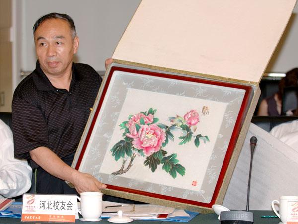 河北校友会拟向母校赠送巨幅滕氏布糊画图文