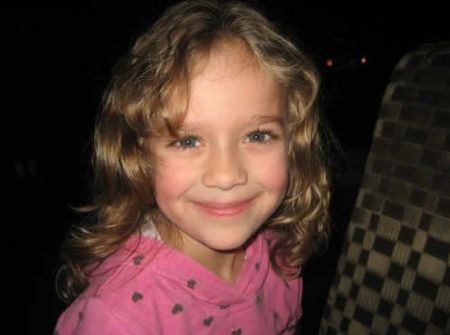 《孤儿怨》,饰演失聪的小女儿max从而正式进入娱乐圈1