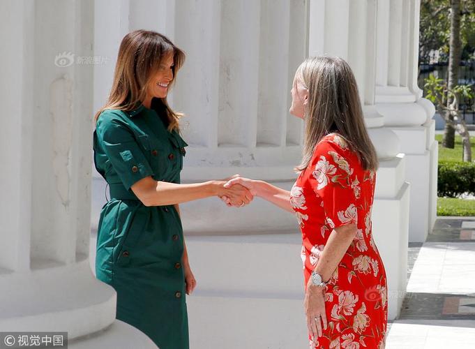 梅拉尼娅陪同安倍昭惠参观博物馆一幕