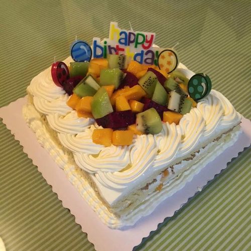 赞 金盘任意蛋糕卷,淡奶油(裸蛋糕用200克够了),细砂糖,装饰用水果