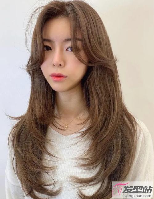 c卷刘海 层次c卷发尾的组合,既显发量又个性,整个五官线条也衬得格外