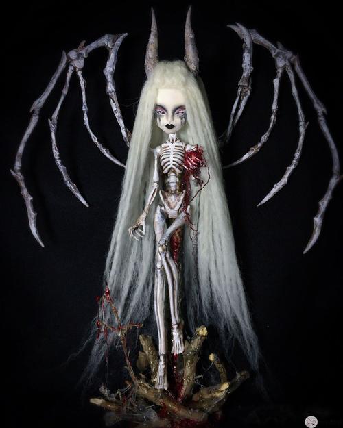 高手将怪高娃娃改妆成白发魔女造型,太惊艳了!