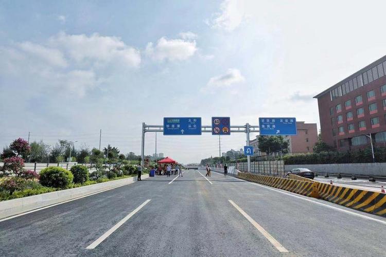 沿线平均500米设一人行过街设施  早在工程设计初期阶段,广州市就坚持