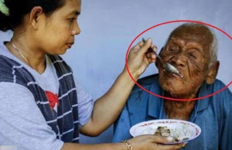 老人活了146岁,主动绝食"一心求死":四任妻子及儿女都