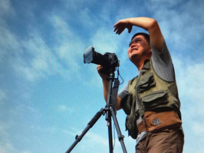 手搭凉棚,看个真切