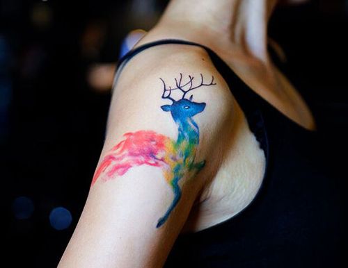 女性手臂彩色鹿纹身图案