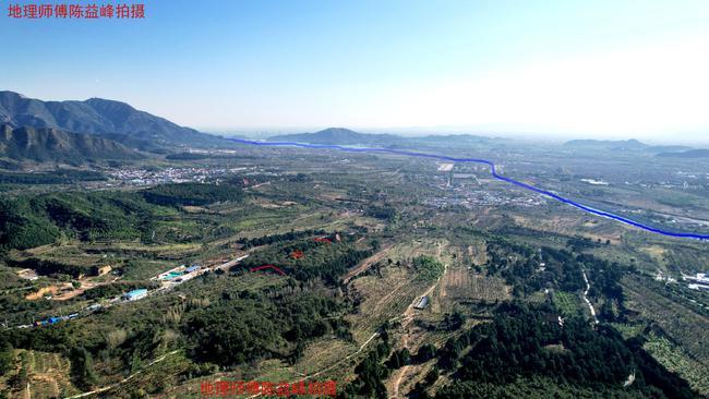 四山云从,拜服归顺,左顺右归,叠叠如端庄美女,贵贱从夫鸟瞰献陵,太行