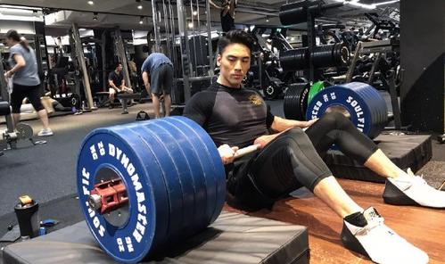 从弱不禁风到型男教练,健身十年完美蜕变,身材前后对比变化大