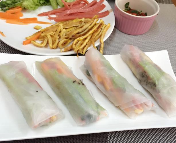  p>越南卷筒粉是越南的一个特色小吃,主要制作原料是大米浆;由于可以