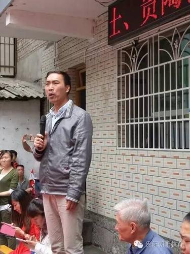 5月17日著名教育家杨昌洪博士莅临我校代表马来西亚爱心人士献爱心