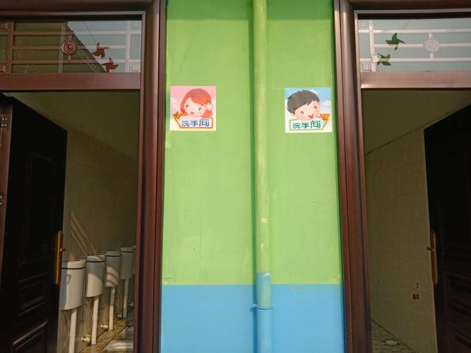 幼儿园厕所是分男生女生的呦,性别区分一定得从小开始,让孩子从小养成