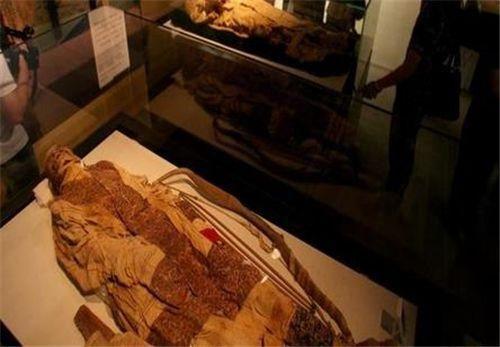 清朝臣子明朝发髻,神秘龙袍干尸竟是韦小宝?