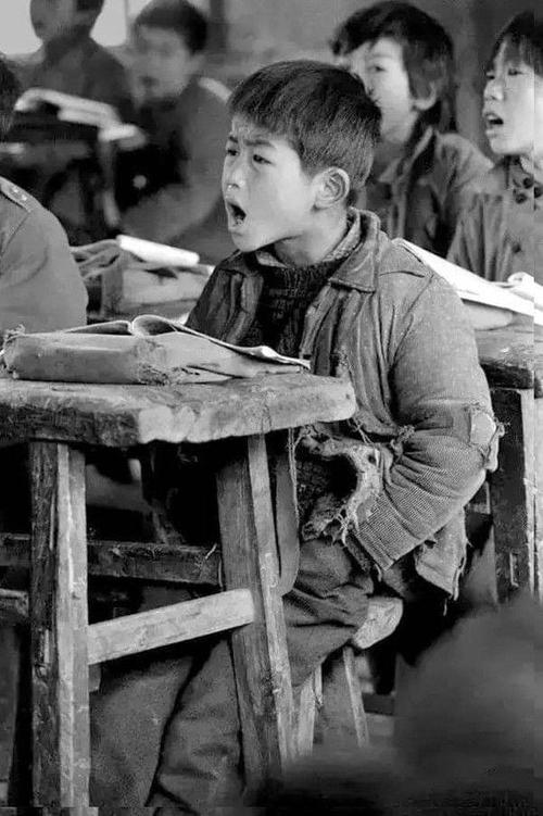 他用照片替农村孩子争取受教育的权利,用自己的照片去改变贫困孩子的
