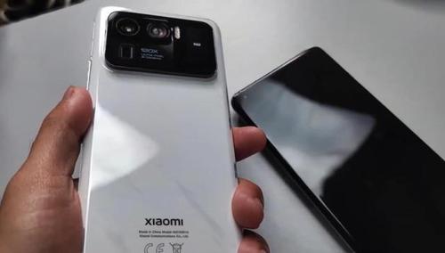 小米11ultra曝光!无缘屏下摄像头,巨大的后摄模组到底