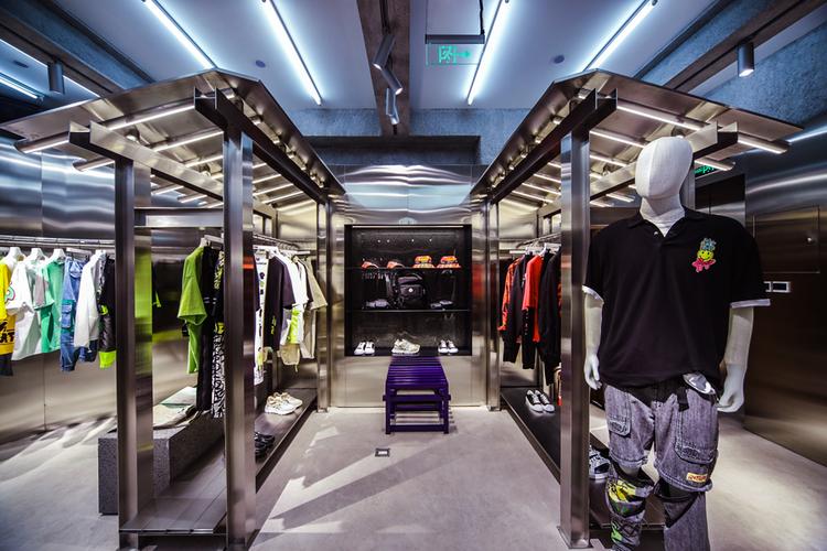 正文  据了解,cabbeen卡宾近1000多家门店主要分布在一,二线城市,进驻