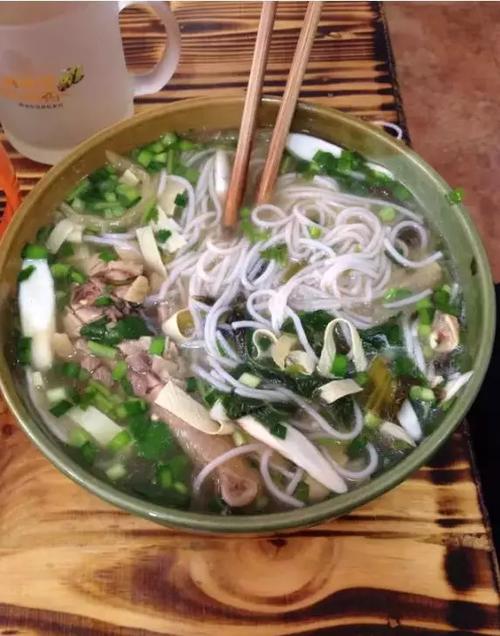 草芽鸡汤米线是建水有名的小吃之一
