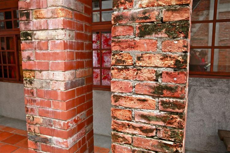 老砖柱子和新砖柱子.