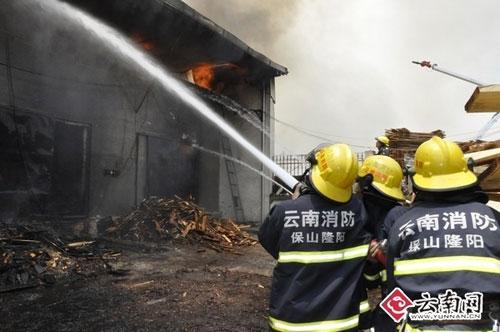 消防官兵在用水枪灭火